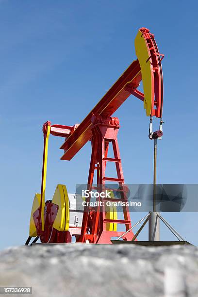 Pompa Di Benzina - Fotografie stock e altre immagini di Pompa di estrazione petrolifera - Pompa di estrazione petrolifera, Ambientazione esterna, Blu