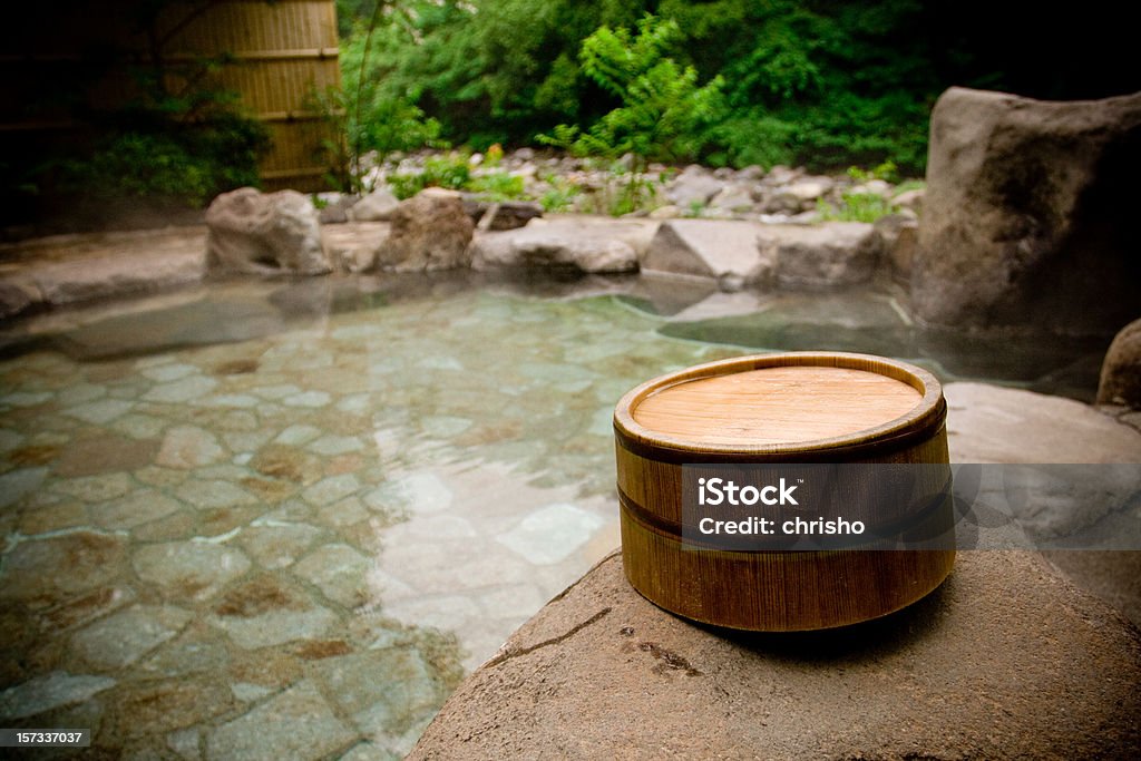 Balde de madeira japonesa de um banho de água quente - Foto de stock de Fonte Termal royalty-free