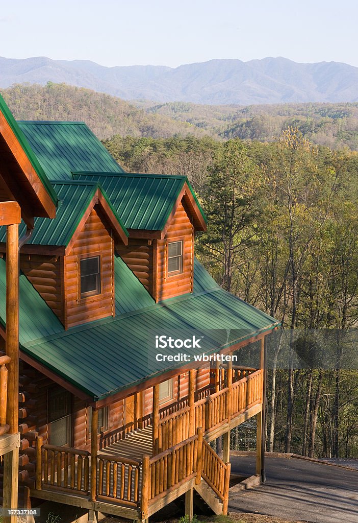 Log Cabin с дымчатым с видом на горы - Стоковые фото Аппалачи роялти-ф�ри