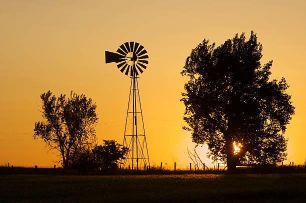 pradaria nascer do sol - scenics landscape windmill sunrise imagens e fotografias de stock