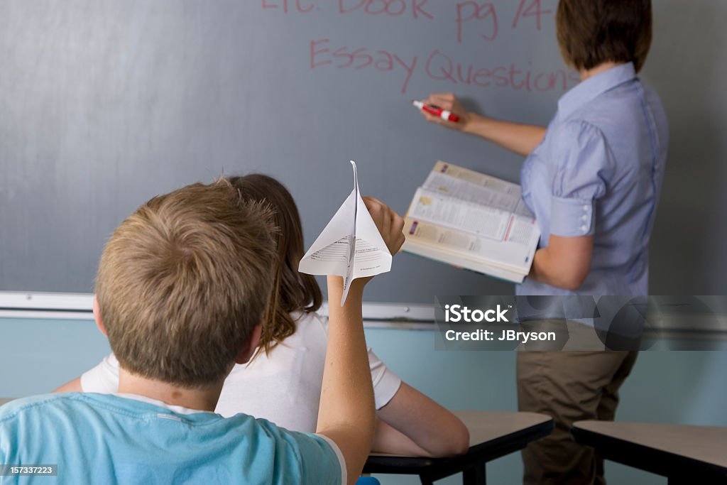 Mischievous de estudiantes en el aula - Foto de stock de Travesura libre de derechos