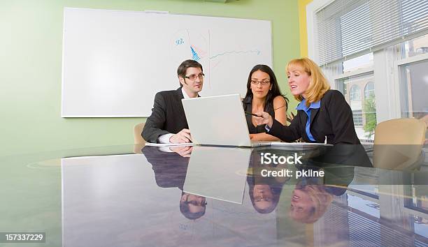 En La Sala De Reuniones Foto de stock y más banco de imágenes de Adulto - Adulto, Bien vestido, Cabello negro