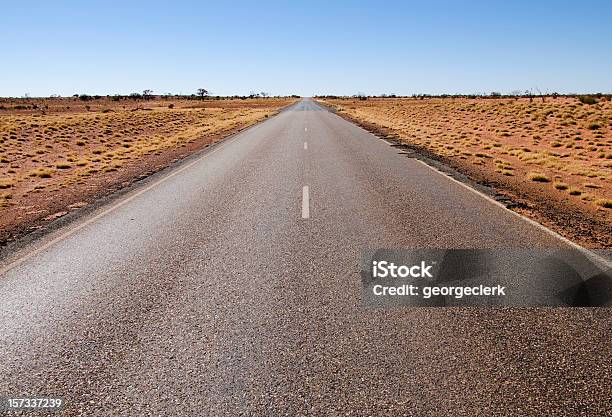 Stuart Highway Attraverso Il Centro Rosso - Fotografie stock e altre immagini di Strada - Strada, Australia, Sentiero di campagna