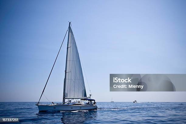 Barco À Vela - Fotografias de stock e mais imagens de Ao Ar Livre - Ao Ar Livre, Atividade, Azul