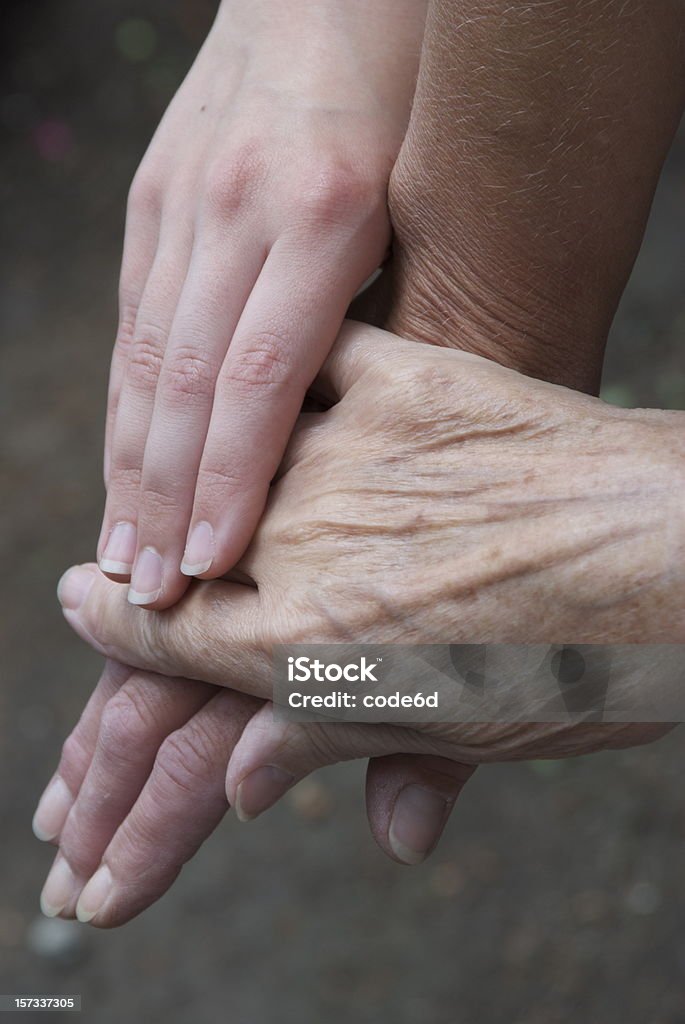 Mains de Mère et sa fille et sa grand-mère - Photo de 65-69 ans libre de droits