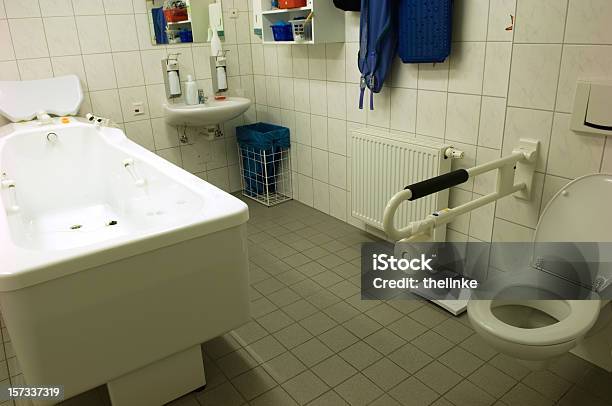 Łazienka Dla Osób Niepełnosprawnych - zdjęcia stockowe i więcej obrazów Łazienka - Łazienka, Ludzie, Szpital