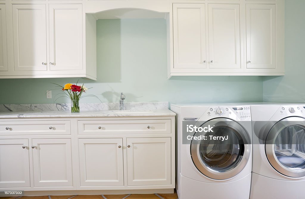 ランドリールームには洗濯機と乾燥機完備 - ランドリールームのロイヤリティフリーストックフォト