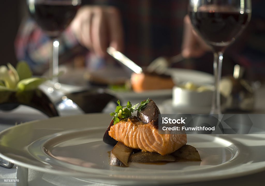 Refinada mesa de jantar para dois, jantar no restaurante, salmão, peixe e frutos do mar - Foto de stock de Elegância royalty-free