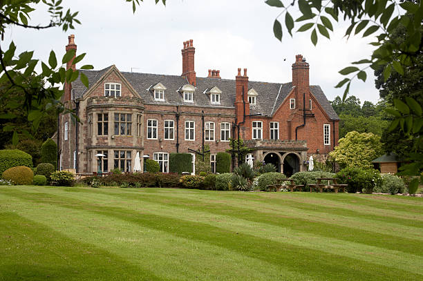 inglês país mansão imponente - real estate imagens e fotografias de stock