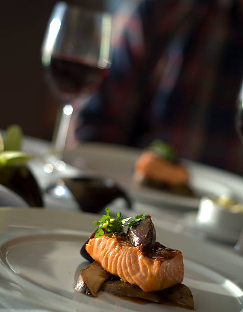 fine table de repas pour deux, dîner, le restaurant salmon poissons et fruits de mer - wine red wine prepared fish prepared potato photos et images de collection