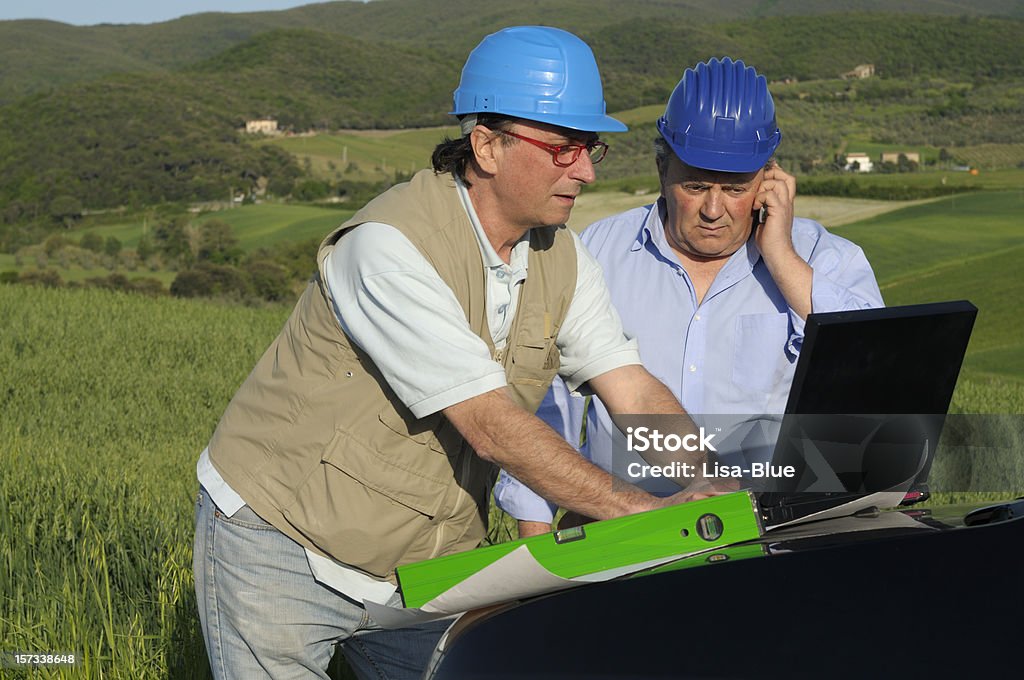 Dos ingenieros de PC en el campo verde - Foto de stock de 30-39 años libre de derechos