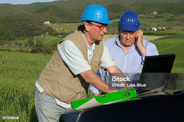 Dos Ingenieros De Pc En El Campo Verde Foto de stock y más banco de imágenes de 30-39 años - 30-39 años, 40-44 años, 45-49 años