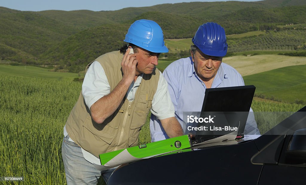 Dois engenheiros planeamento computador em um campo verde - Royalty-free 30-39 Anos Foto de stock