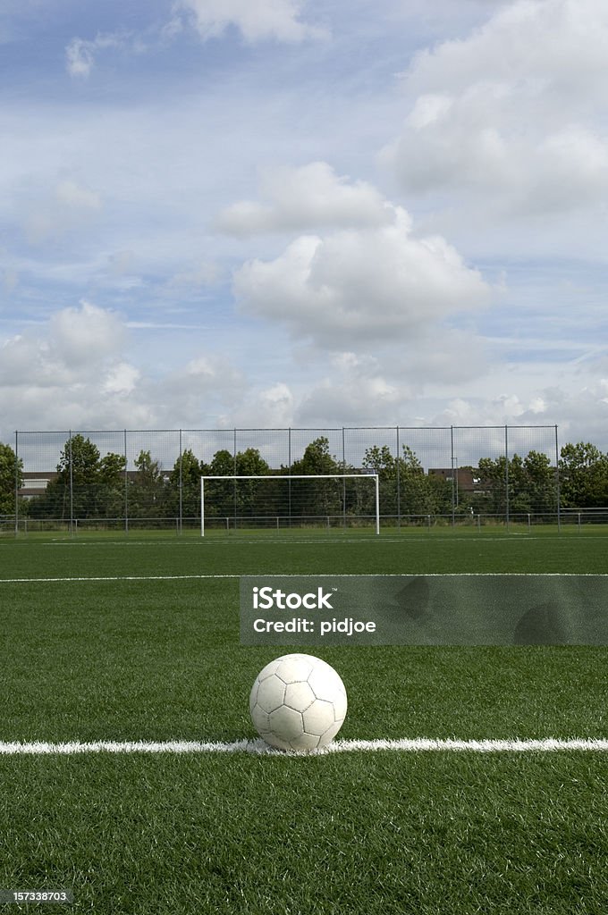 Pallone da calcio in posizione centrale - Foto stock royalty-free di Calcio - Sport