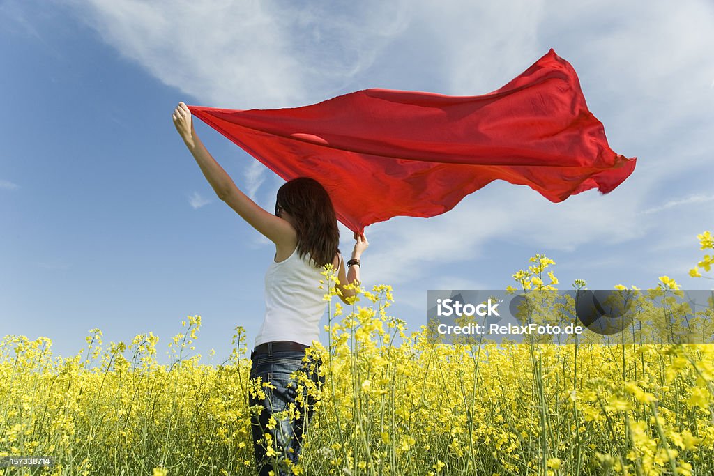 Junge Frau mit Händen roten Schal in den wind halten - Lizenzfrei Abgeschiedenheit Stock-Foto