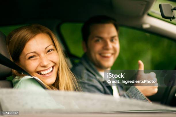 Pareja Feliz En El Coche Foto de stock y más banco de imágenes de Adulto joven - Adulto joven, Abierto, Adulto