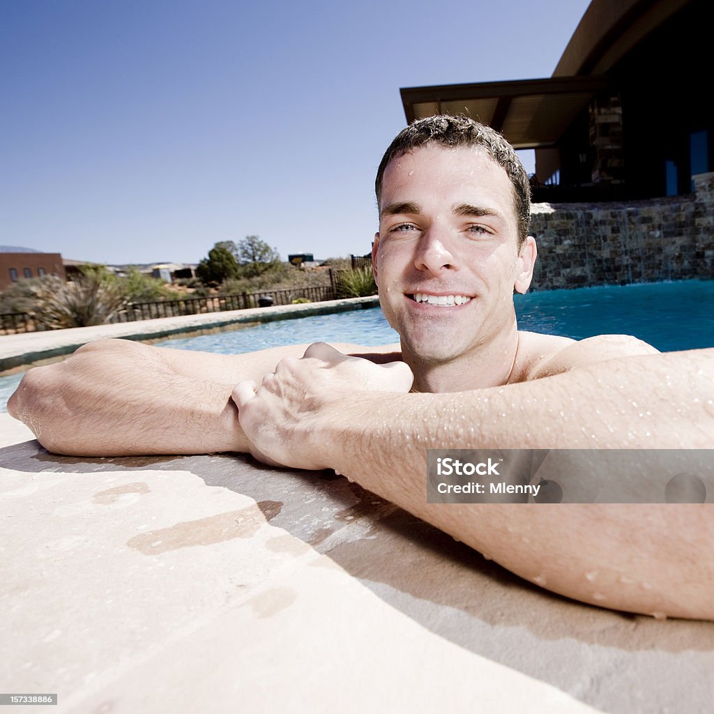 Jovem relaxante na piscina - Foto de stock de Beleza royalty-free