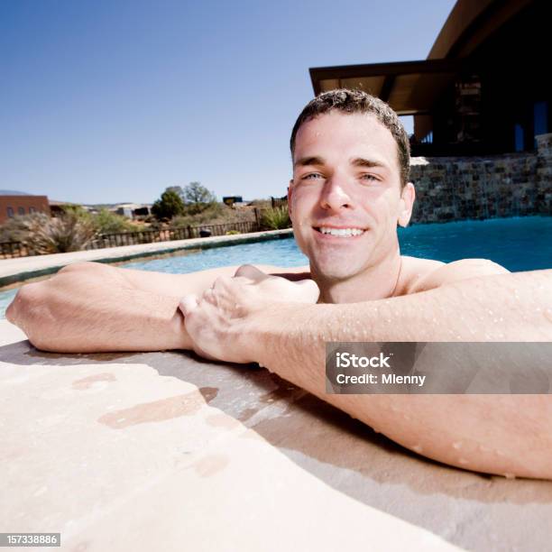 Foto de Jovem Relaxante Na Piscina e mais fotos de stock de Beleza - Beleza, Mansão, Piscina