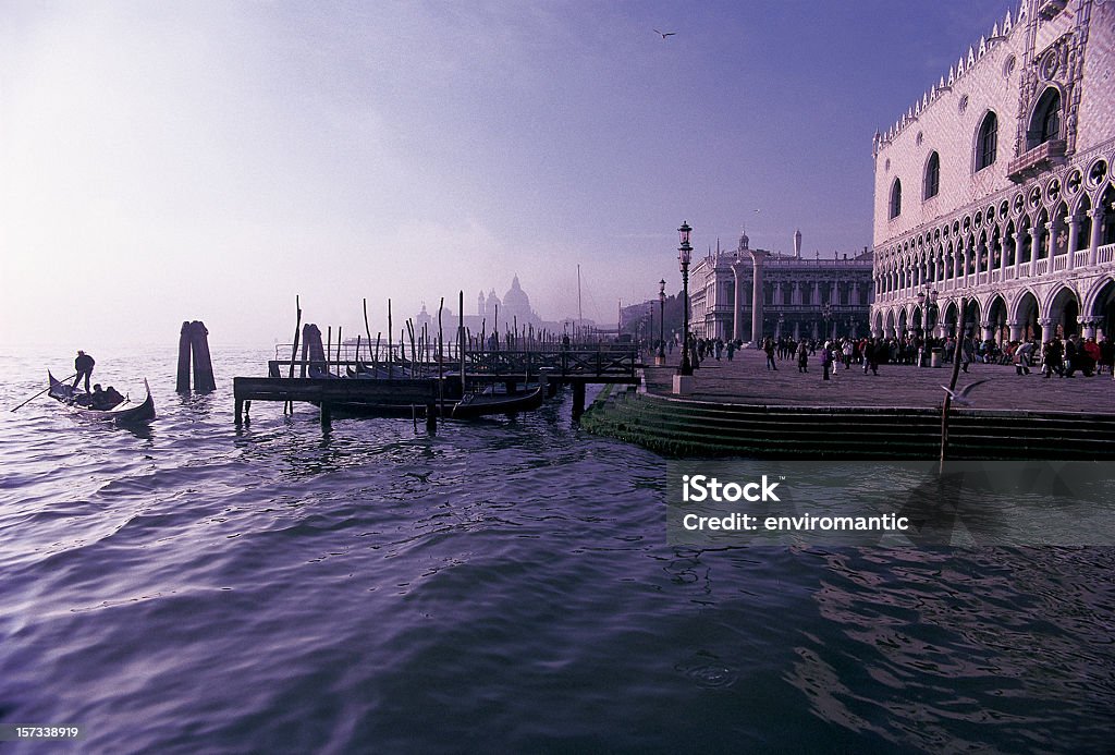 Gôndola, próximo ao Palácio dos Doges, Veneza, Itália. - Foto de stock de Veneza - Itália royalty-free