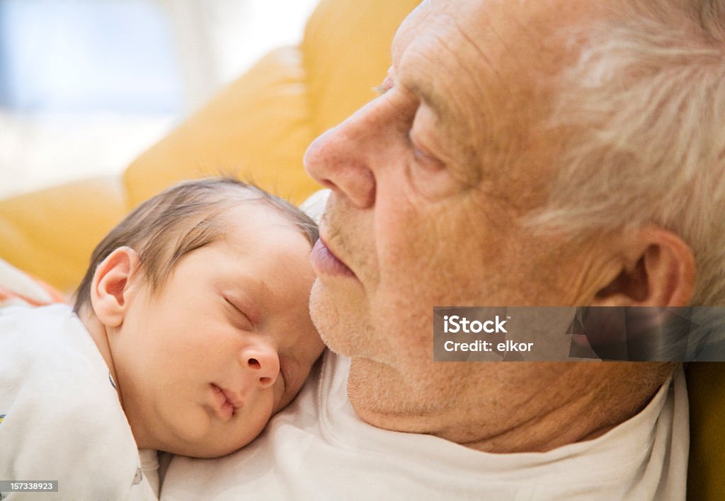 Baby junge Schlafen auf Großvater der Brust. - Lizenzfrei Neugeborenes Stock-Foto