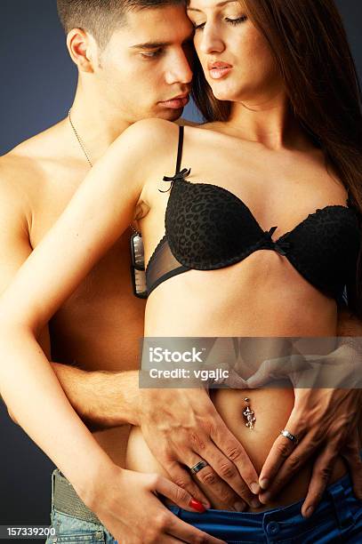 Amantes - Fotografias de stock e mais imagens de Abdómen - Abdómen, Abdómen Humano, Abraçar