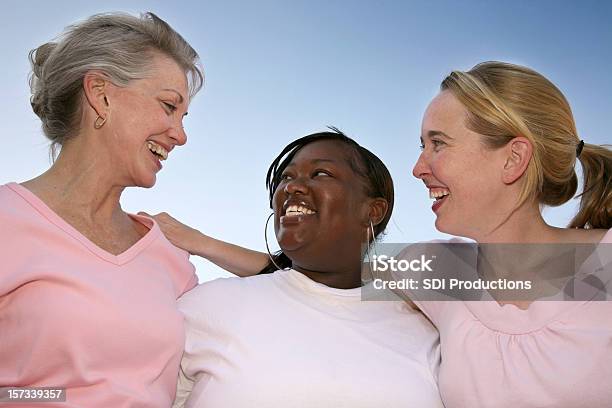 Grupo De Mujeres Sonriendo En Cada Foto de stock y más banco de imágenes de Seno - Seno, Estilo de vida saludable, Cáncer - Tumor
