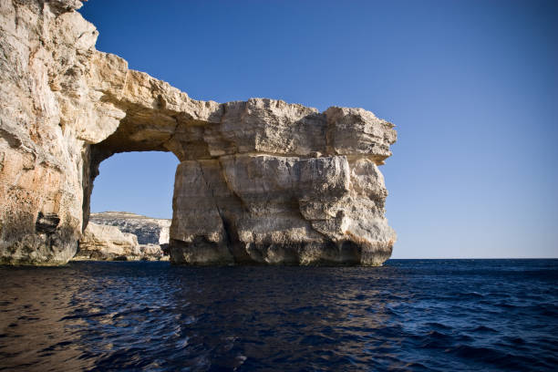 azul ventana) - gozo malta natural arch natural phenomenon fotografías e imágenes de stock