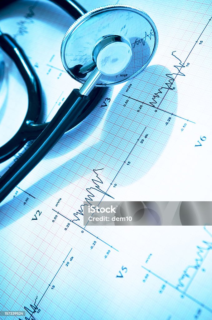 Estetoscópio com gráfico de ecg de coração - Foto de stock de Equipamento médico royalty-free