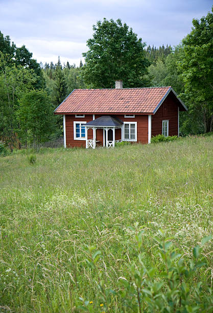 のどかなサマーハウス - red cottage small house ストックフォトと画像