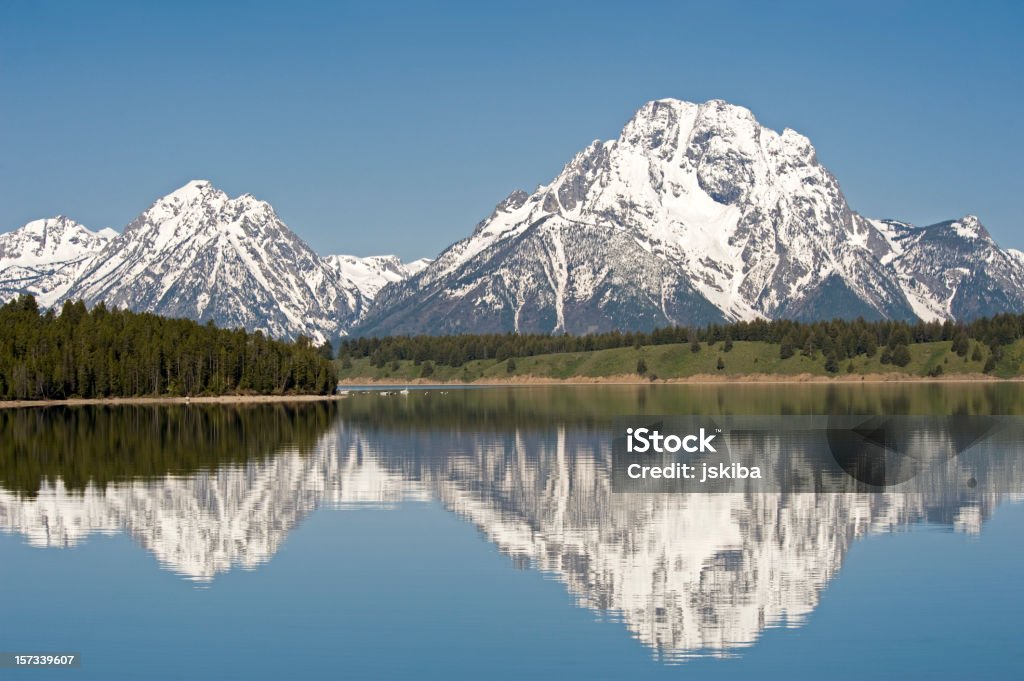 Teton mountain reflejos en el agua - Foto de stock de Glaciar libre de derechos