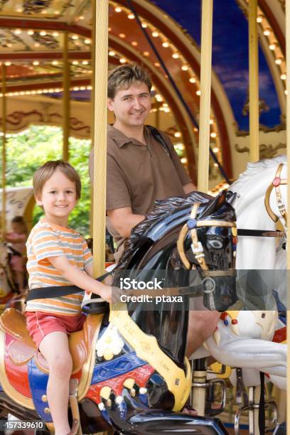 Foto de Divertindo Juntos e mais fotos de stock de 4-5 Anos - 4-5 Anos, Atração de Parque de Diversão, Carrossel - Atração de Parque de Diversão