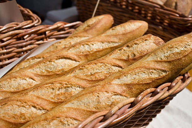 свежий хлеб - bread bread basket basket whole wheat стоковые фото и изображения
