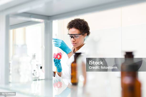 Wissenschaftler Arbeiten Im Labor Stockfoto und mehr Bilder von Apotheke - Apotheke, Labor, Krankenhaus