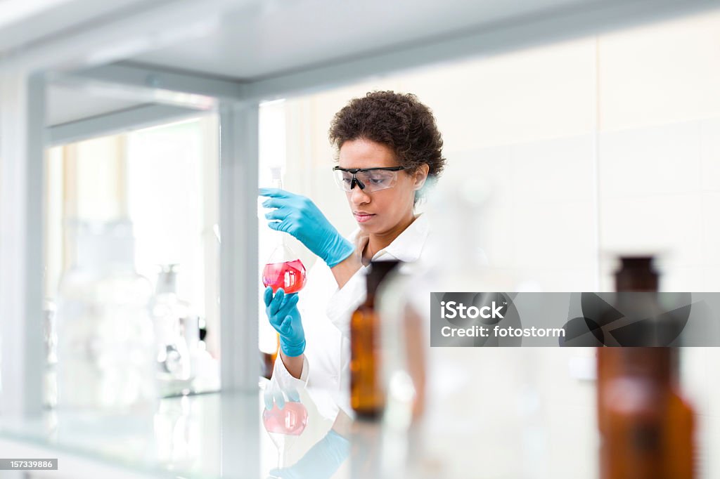 Scienziato che lavora in laboratorio - Foto stock royalty-free di Farmacia