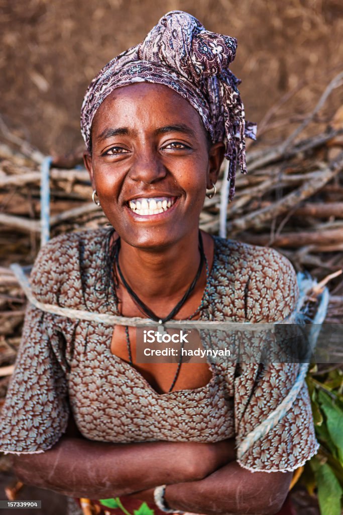 Porträt von afrikanische Frau tragen Holz, Osten und Afrika - Lizenzfrei Afrikanische Kultur Stock-Foto