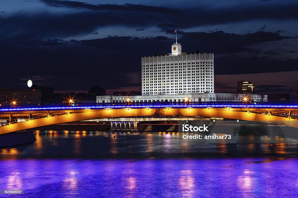 Biały Dom i Moskwy Rzeka Bulwar w nocy, Rosja - Zbiór zdjęć royalty-free (Budynek parlamentu)