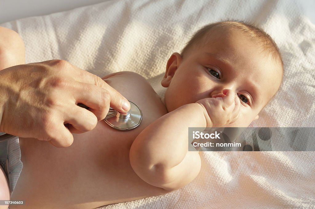 Pediatra esame bambino con Stetoscopio - Foto stock royalty-free di Bebé