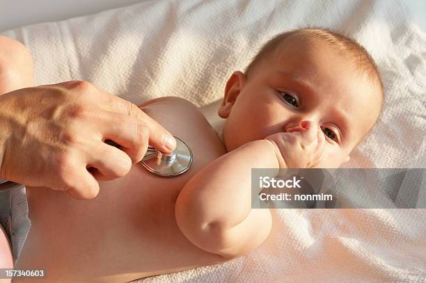 Pediatra Exame Criança Com Estetoscópio - Fotografias de stock e mais imagens de Bebé - Bebé, Ritmo Cardíaco, Consultório Médico