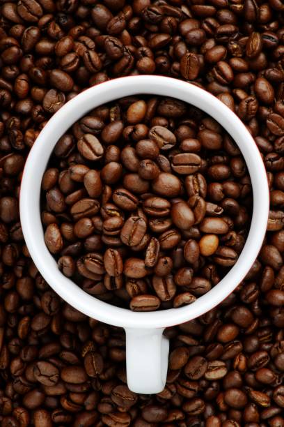 granos de café - bean macro brown roasted fotografías e imágenes de stock