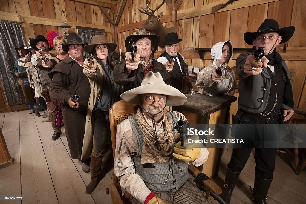 Robuste Personen mit Waffen in Old Saloon - Lizenzfrei Wilder Westen Stock-Foto