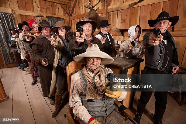 Robuste Personen Mit Waffen In Old Saloon Stockfoto und mehr Bilder von Wilder Westen - Wilder Westen, Saloon, Cowboy