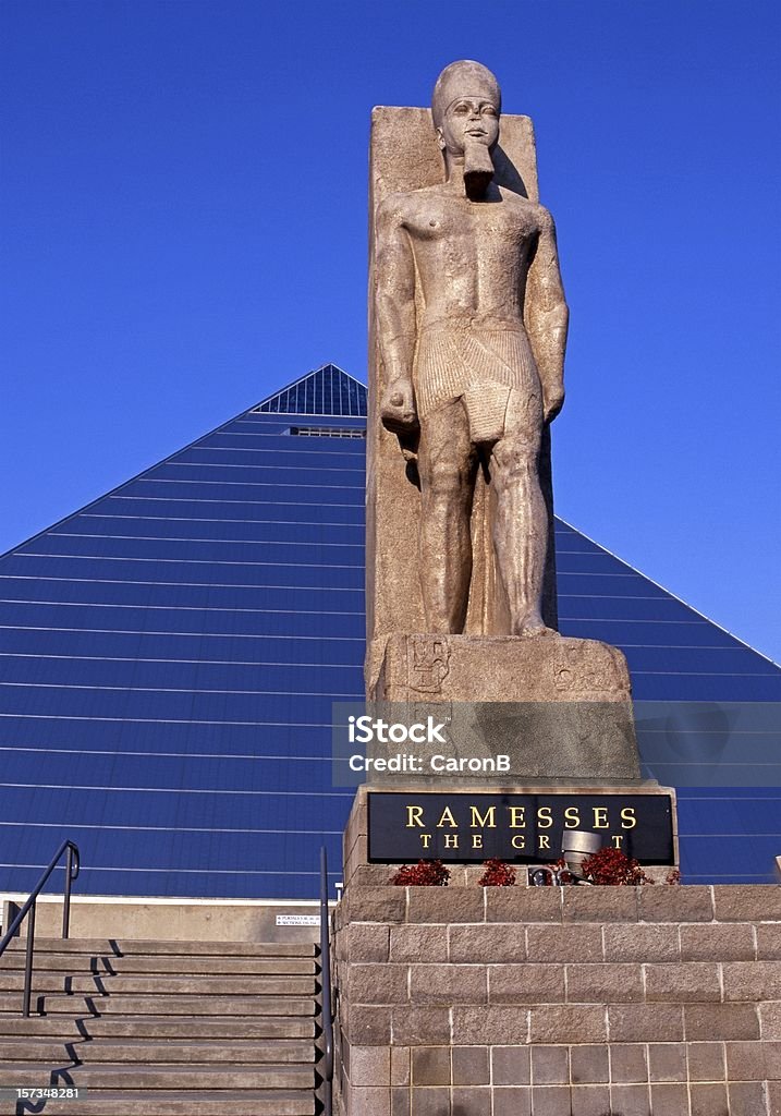 Pirámide y Ramesses estatua, Memphis. - Foto de stock de Memphis - Tennessee libre de derechos