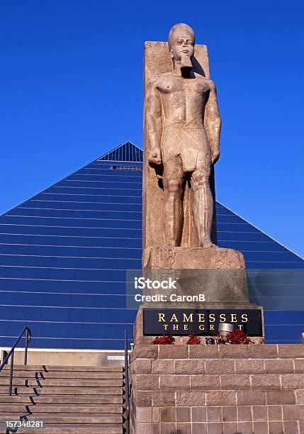 Pirámide Y Ramesses Estatua Memphis Foto de stock y más banco de imágenes de Memphis - Tennessee - Memphis - Tennessee, Pirámide - Estructura de edificio, Tennessee