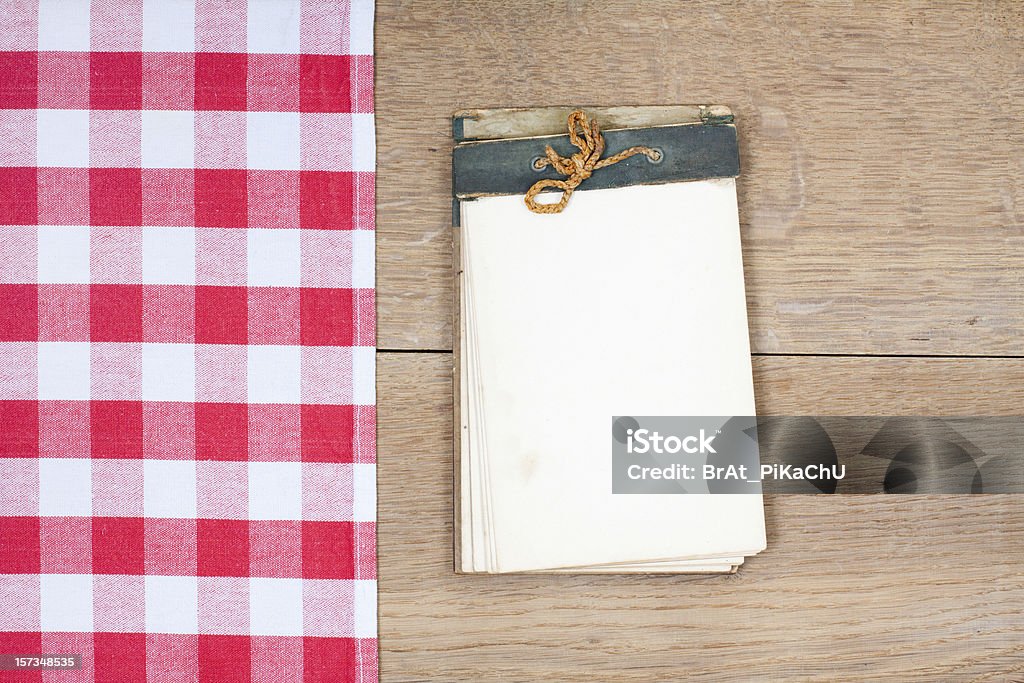 texture de nappe tissu, Vieux livre sur fond de table en bois - Photo de Livre de cuisine libre de droits