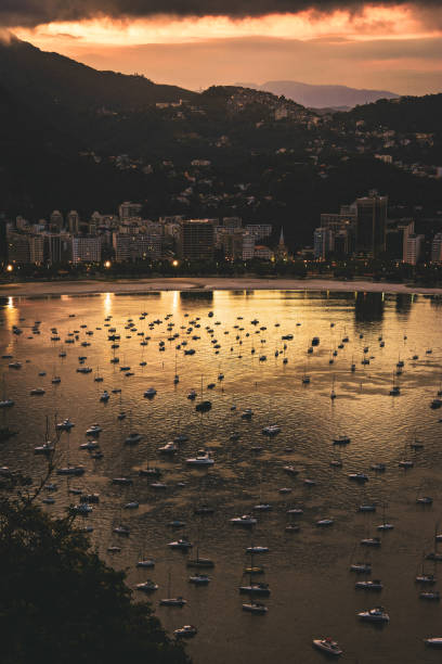 złoty zachód słońca nad zatoką guanabara - rio de janeiro - brazil silhouette sunset guanabara bay zdjęcia i obrazy z banku zdjęć