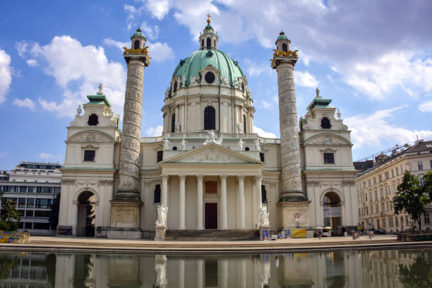 カールス教会の反射 - ウィーン、オーストリア - colonnade column architecture austria ストックフォトと画像
