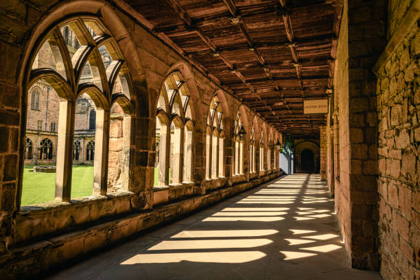 the light and shadow on the corridor inside the durham cathedral - church indoors inside of monastery imagens e fotografias de stock