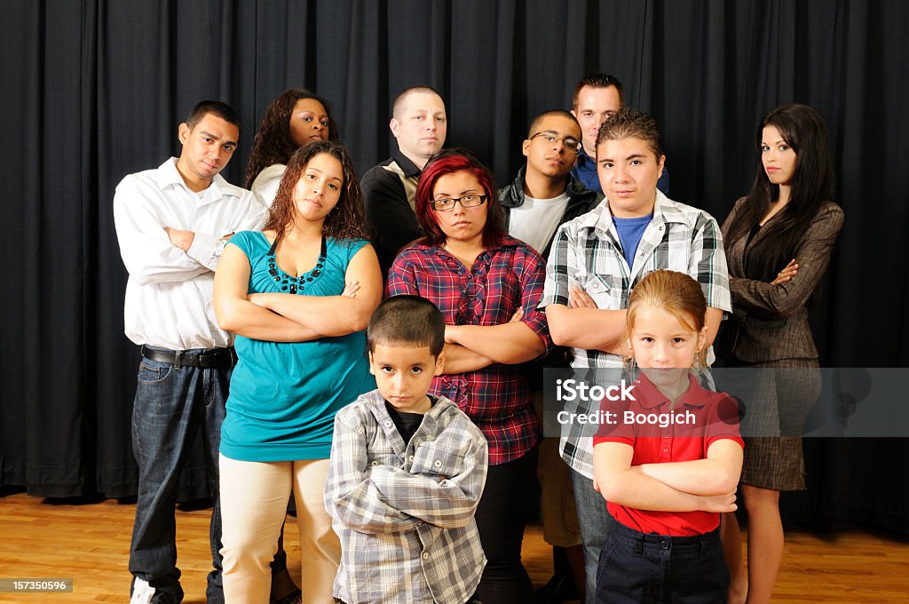 American diversité Âges mélangés groupe de debout ensemble regarder robuste - Photo de Bras croisés libre de droits