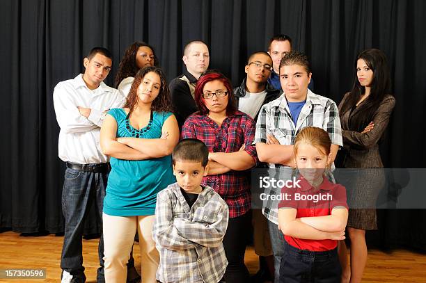 Photo libre de droit de American Diversité Âges Mélangés Groupe De Debout Ensemble Regarder Robuste banque d'images et plus d'images libres de droit de Bras croisés