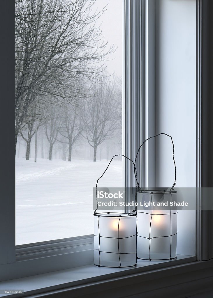 心地よいランタンと冬の窓から見た風景 - 冬のロイヤリティフリーストックフォト